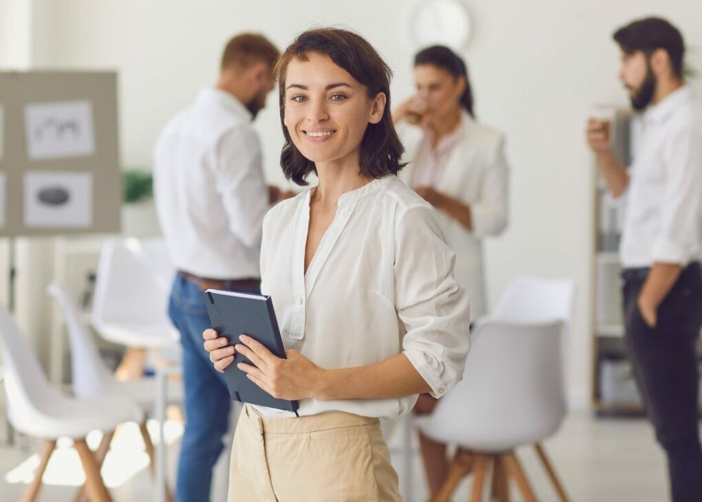Manager en entreprise illustrant une démarche de management systémique et de collaboration d’équipe