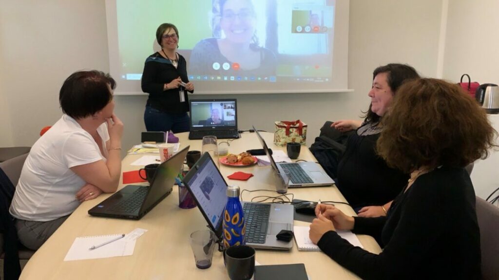 Caroline Dauvergne animant une formation en soft skills en format hybride présentiel et distanciel