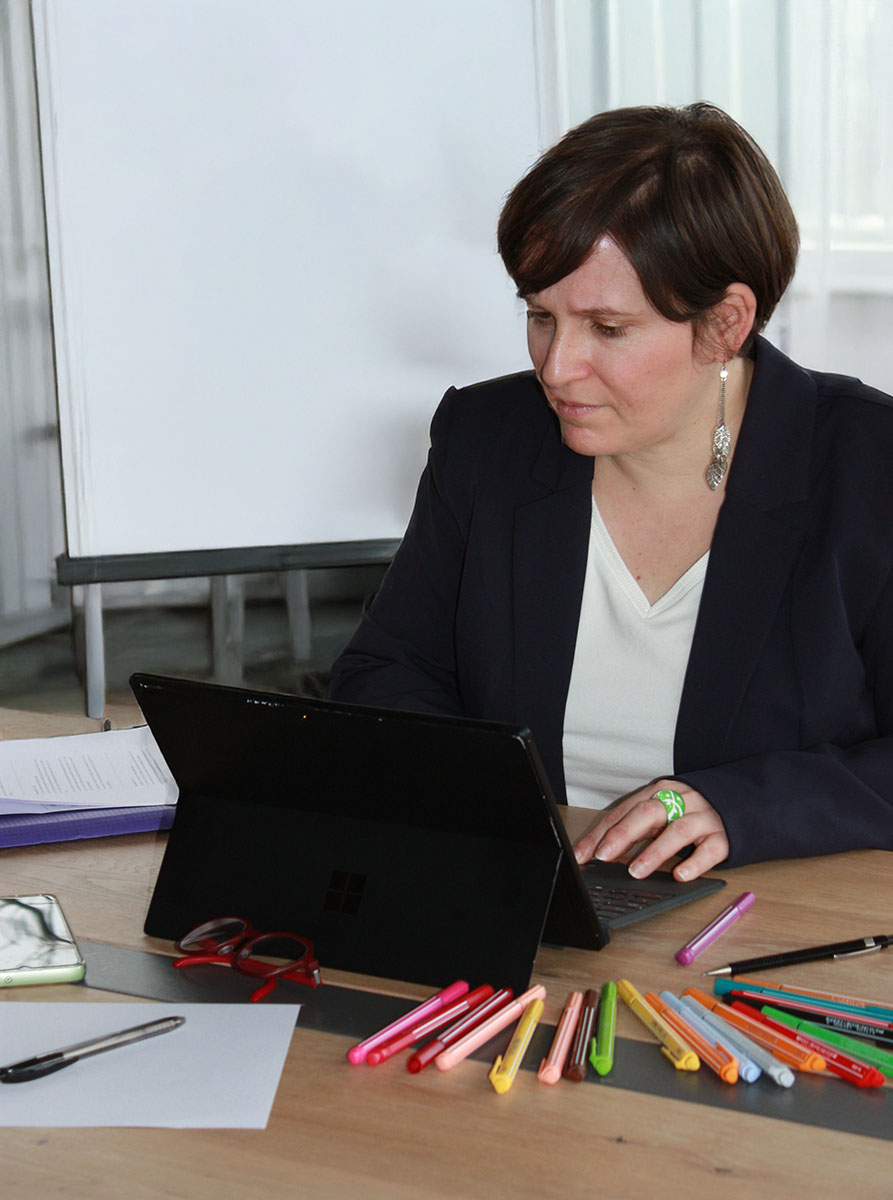 Caroline Dauvergne concevant une formation sur mesure en soft skills et management sur ordinateur avec supports pédagogiques