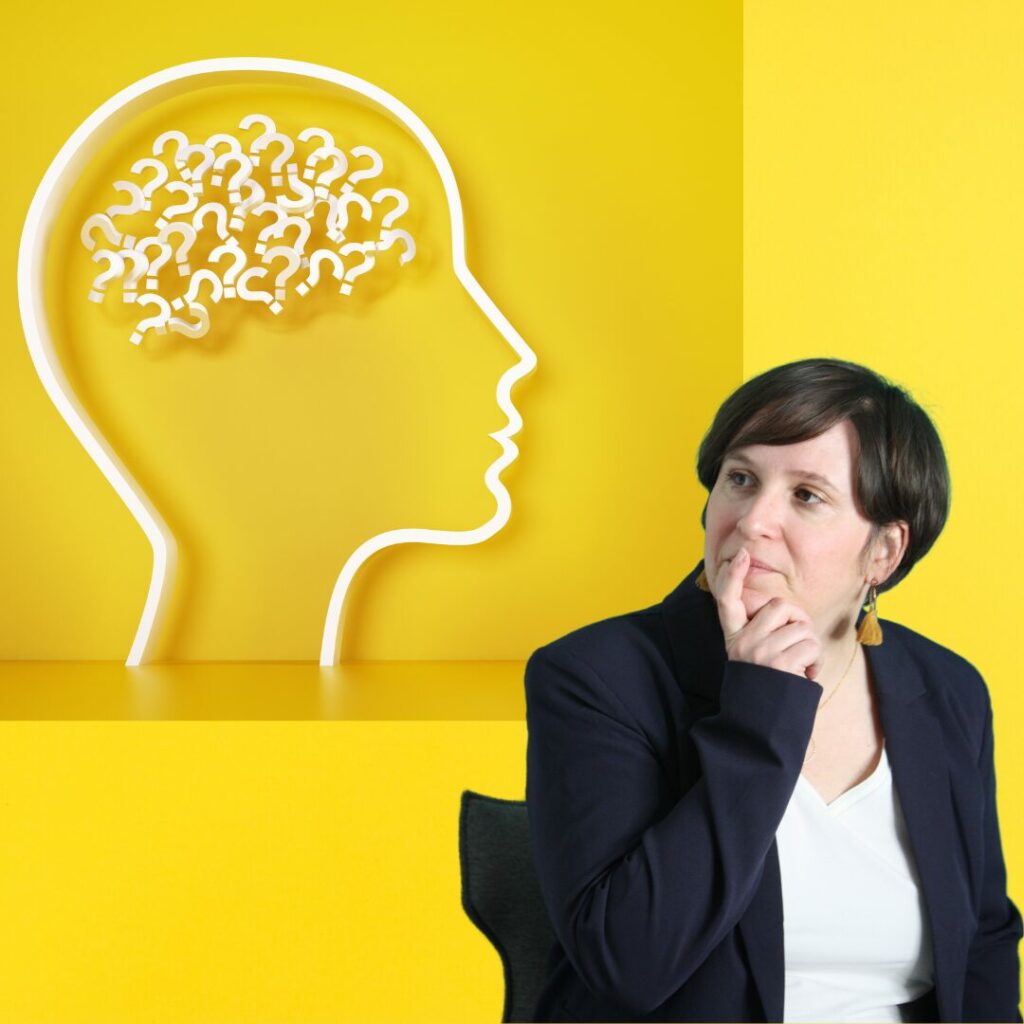 Caroline Dauvergne en posture de réflexion sur la structuration des soft skills en entreprise