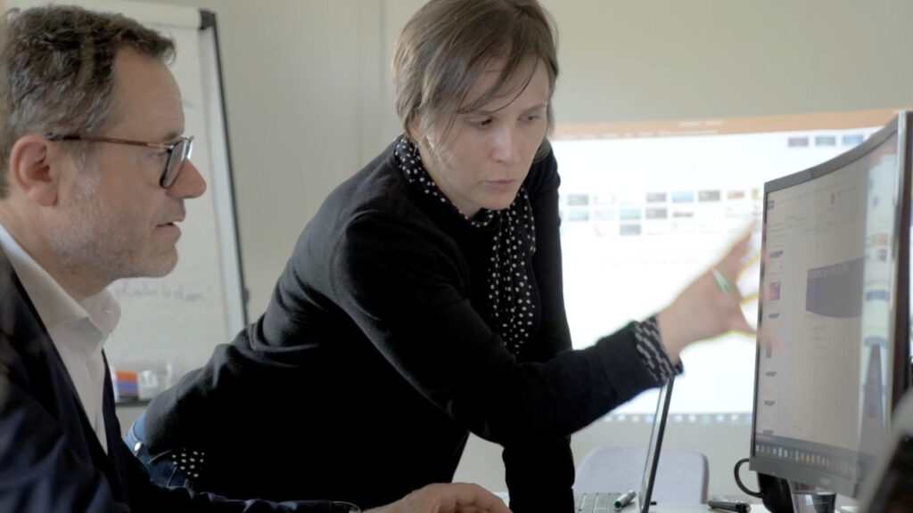 Caroline Dauvergne accompagnant un participant lors d’un exercice pratique pendant une formation en soft skills