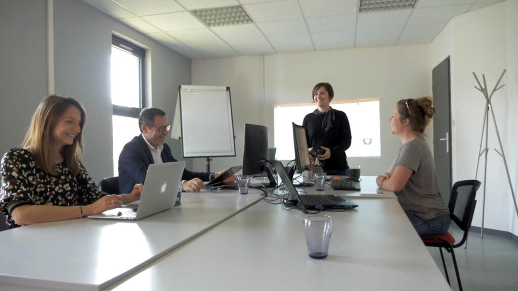 Session de formation en soft skills réunissant dirigeants, managers et collaborateurs autour d’un atelier animé par Caroline Dauvergne