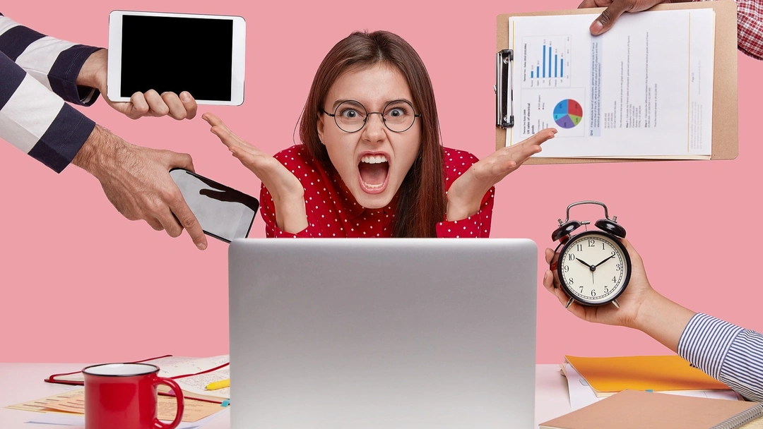 Manager submergé par sollicitations, pression du temps et surcharge de travail devant son ordinateur.