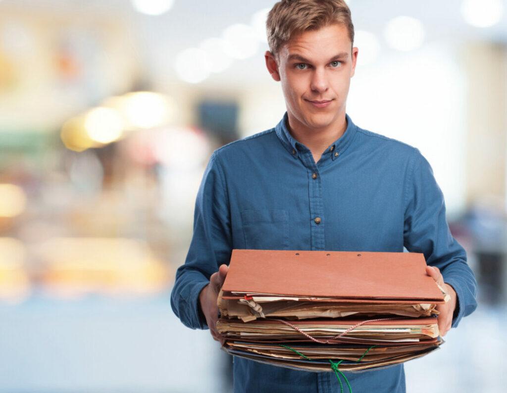 Professionnel tenant un dossier administratif illustrant la qualité et la conformité en organisme de formation