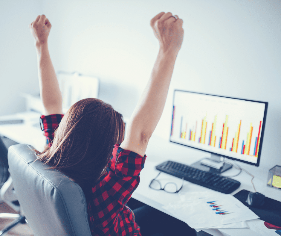 Professionnelle célébrant des résultats mesurés sur un graphique de performance en entreprise