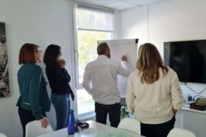 Formation management en entreprise illustrant un accompagnement collectif sur le terrain